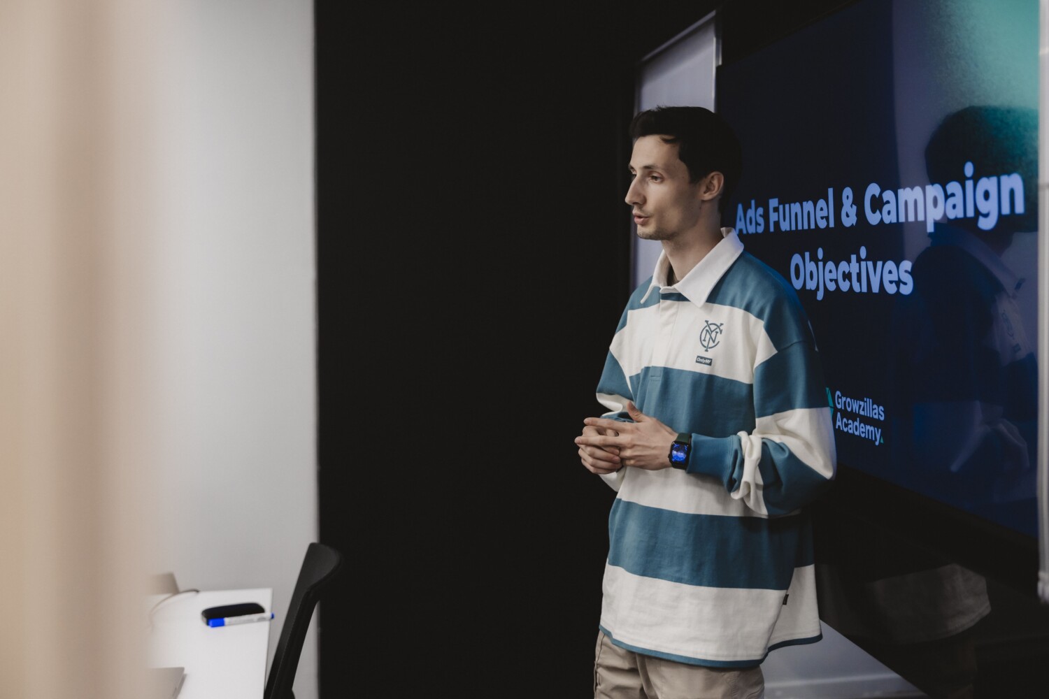 http://Instructor%20giving%20a%20presentation%20on%20ad%20funnels%20and%20campaign%20objectives%20at%20Growzillas%20Academy
